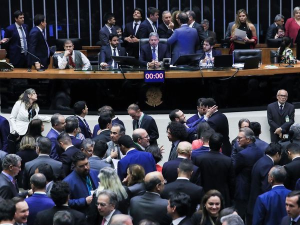 Sessão da Câmara dos Deputados que continua a votação do Arcabouço fiscal