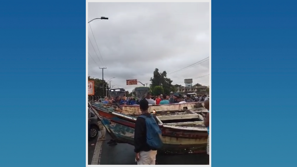 Manifestantes alegam que bancos de areia tem prejudicado a atividade da pesca, principal fonte de renda de mais de 500 famílias de Nova Almeida