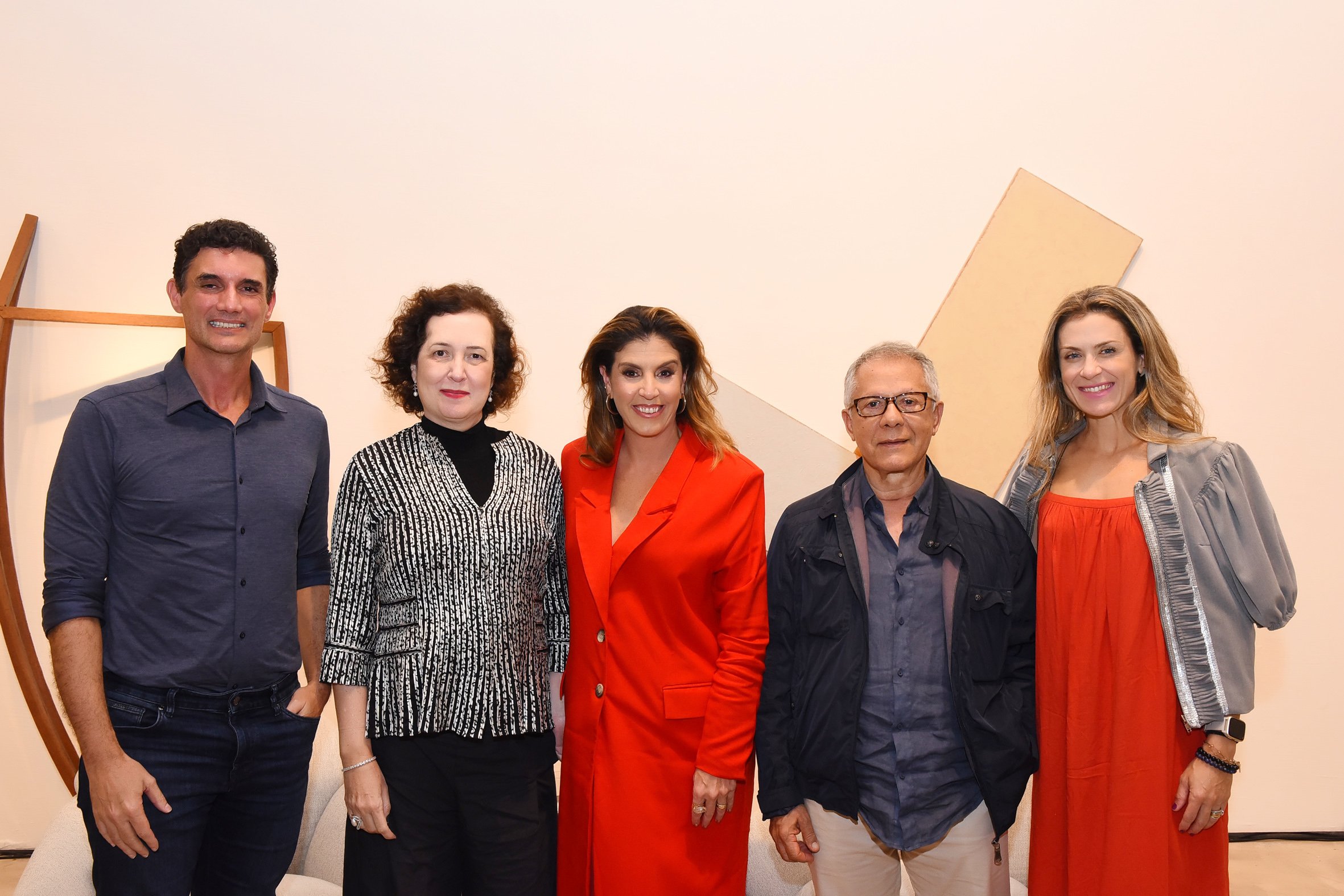 Sandra Matias e Lara Brotas receberam convidados para a abertura exposição ‘Paisagem ainda que’  nesta quinta-feira (25)