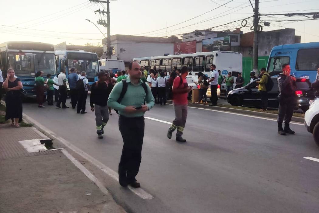 Trânsito foi bloqueado na manhã desta segunda-feira (29). Houve congestionamento em diversas ruas