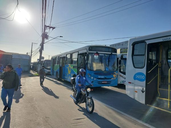 Manifestação impede circulação de ônibus e bloqueia trânsito na Serra por Kaique Dias
