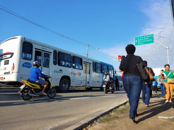 Manifestação impede circulação de ônibus e bloqueia trânsito na Serra