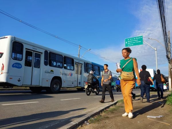 Manifestação impede circulação de ônibus e bloqueia trânsito na Serra por Kaique Dias
