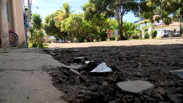 Material utilizado para tapar buracos da via em Itaúnas