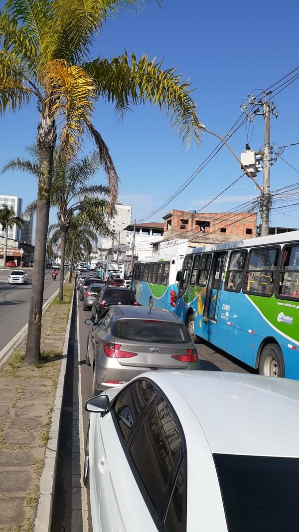 Motoristas ficam mais de uma hora presos em trânsito após manifestação na Serra por Felipe Sena