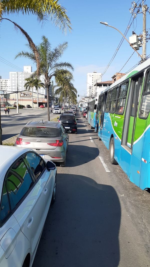 Motoristas ficam mais de uma hora presos em trânsito após manifestação na Serra por Felipe Sena
