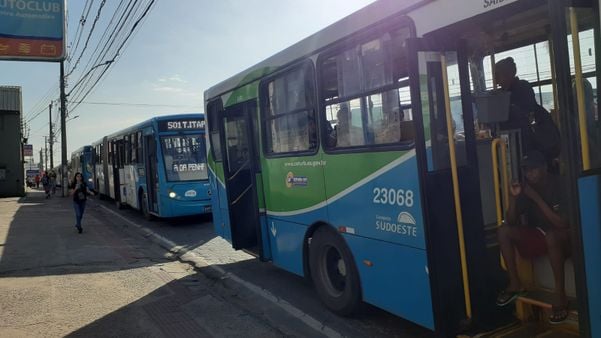Motoristas ficam mais de uma hora presos em trânsito após manifestação na Serra por Felipe Sena