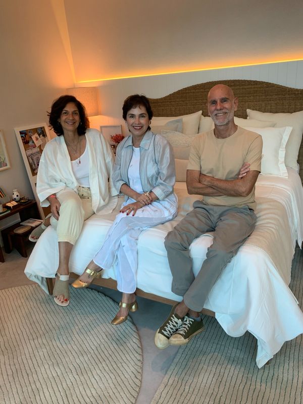O casal Simone Monteiro e Sérgio Cuzzuol, foram presenças vips no preview de lançamento do novo quarto do showroom de móveis da empresária Claudia Júdice, em Santa Lúcia