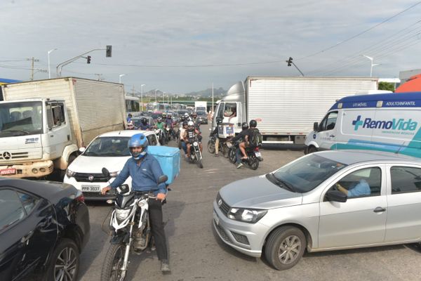 Trânsito causado por manifestação em Carapina, na Serra