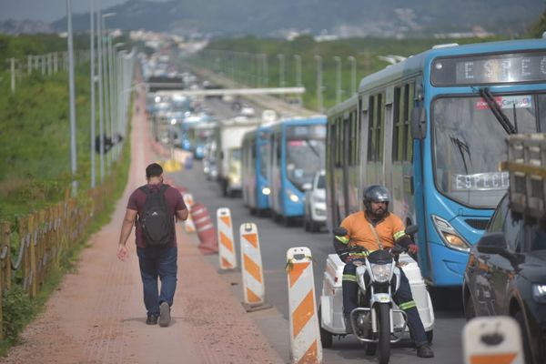 Trânsito causado por manifestação em Carapina, na Serra