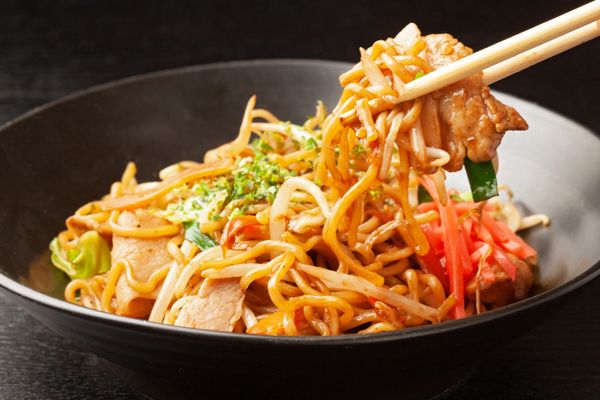 O yakisoba mais delicioso está aqui! Visite uma de nossas casas e  experimente esse prato que deixa todo mundo apaixonado. 😍 O melhor sushi  da cidade! 🍣, By Rei do Sushi