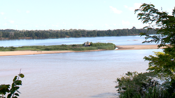  Casa construída em banco de areia no Rio Doce, em Linhares por Célio Ferreiro