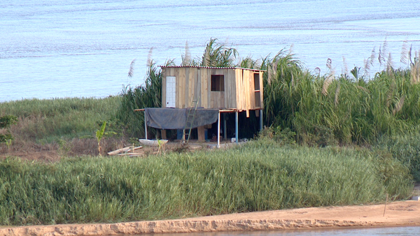  Casa construída em banco de areia no Rio Doce, em Linhares por Célio Ferreiro