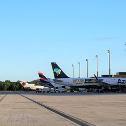 O Grupo Águia Branca, do Espírito Santo, entrou na sociedade em 2013, quando a Trip Linhas Aéreas - que tinha a família Caprioli e a Águia Branca como sócios - foi incorporada pela Azul