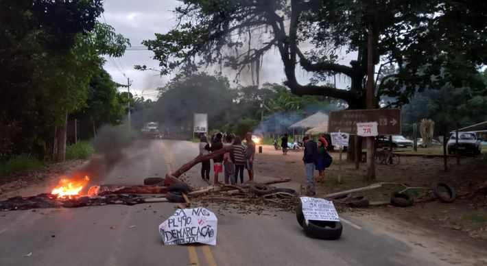 Manifestantes bloquearam a passagem de caminhões em quatro vias e um ramal ferroviário; Findes diz que prejuízo diário pode chegar a R$ 22 milhões