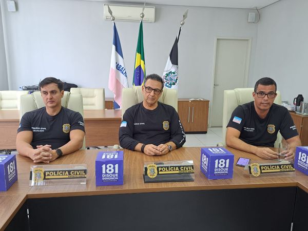 Delegado Rodrigo Sandi Mori, delegado-geral da Polícia Civil (PCES), José Darcy Arruda, e adjunto da DHPP da Serra, delegado Daniel Fortes