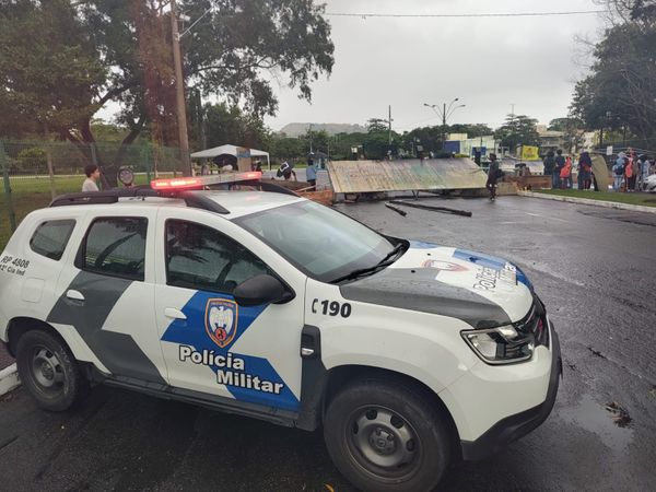 Estudantes bloqueiam entradas da Ufes, em Goiabeiras, em mais um dia de protesto por causa do RU por Ricardo Medeiros