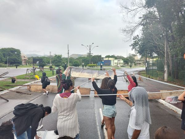 Estudantes bloqueiam entradas da Ufes, em Goiabeiras, em mais um dia de protesto por causa do RU por Ricardo Medeiros