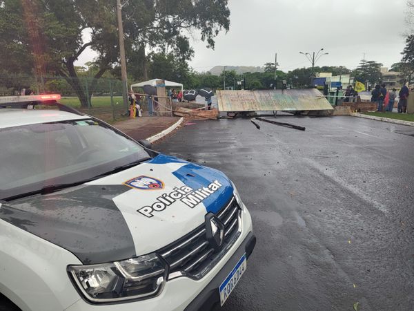 Estudantes bloqueiam entradas da Ufes, em Goiabeiras, em mais um dia de protesto por causa do RU por Ricardo Medeiros