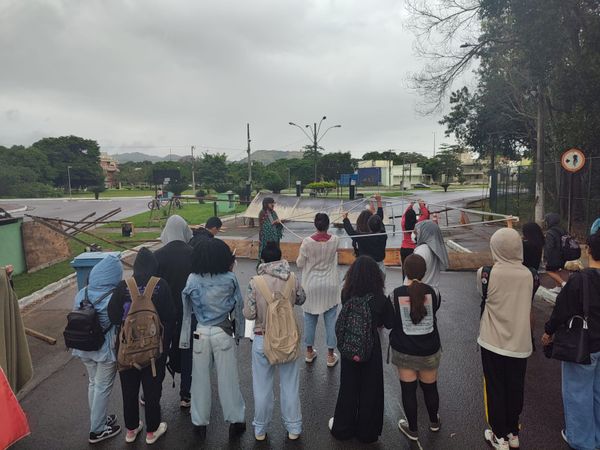 Estudantes bloqueiam entradas da Ufes, em Goiabeiras, em mais um dia de protesto por causa do RU por Ricardo Medeiros