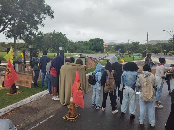 Estudantes bloqueiam entradas da Ufes, em Goiabeiras, em mais um dia de protesto por causa do RU por Ricardo Medeiros