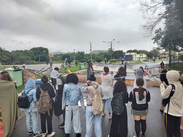 Estudantes bloqueiam entradas da Ufes, em Goiabeiras, em mais um dia de protesto por causa do RU por Ricardo Medeiros