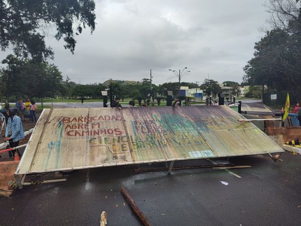 Estudantes bloqueiam entradas da Ufes, em Goiabeiras, em mais um dia de protesto por causa do RU por Ricardo Medeiros