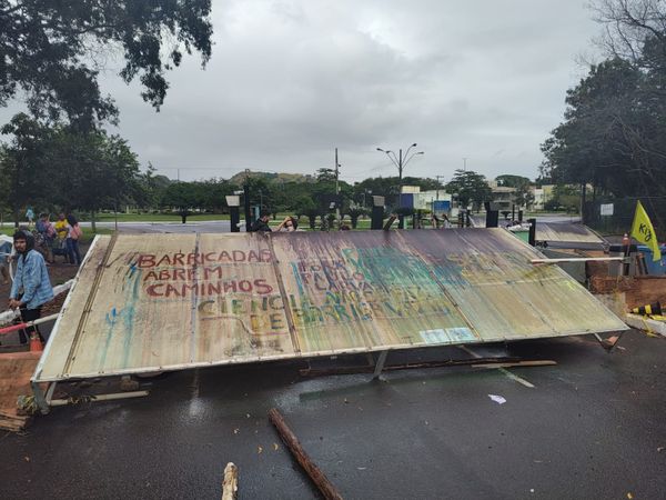 Estudantes bloqueiam entradas da Ufes, em Goiabeiras, em mais um dia de protesto por causa do RU