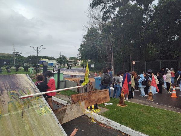Estudantes bloqueiam entradas da Ufes, em Goiabeiras, em mais um dia de protesto por causa do RU por Ricardo Medeiros