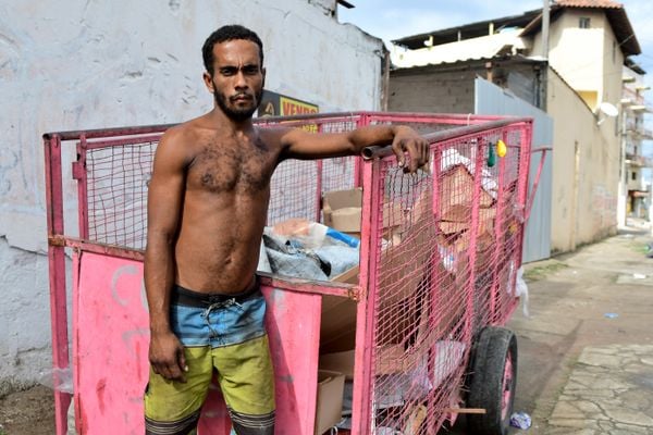 Rafael Oliveira, catador de recicláveis, relata queda na renda após aprovação da lei em Vila Velha
