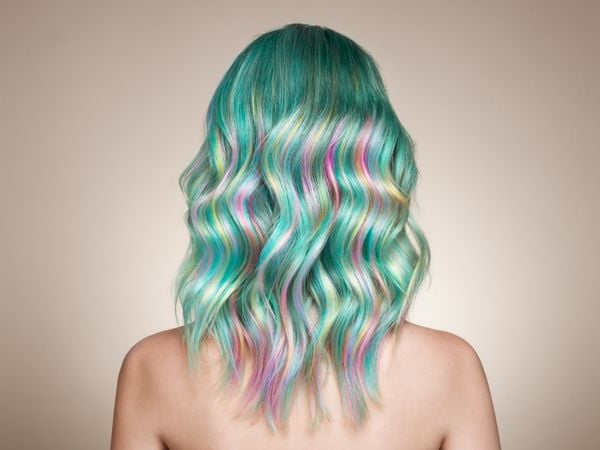 Galaxy hair é uma variação dos cabelos multicoloridos