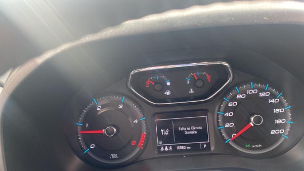 Geralmente, o recurso emite um sinal sonoro ou visual caso tenha algum obstáculo à frente