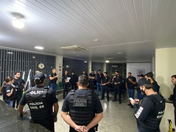 Policiais recebendo orientações antes de irem para as ruas do bairro Aviso, em Linhares