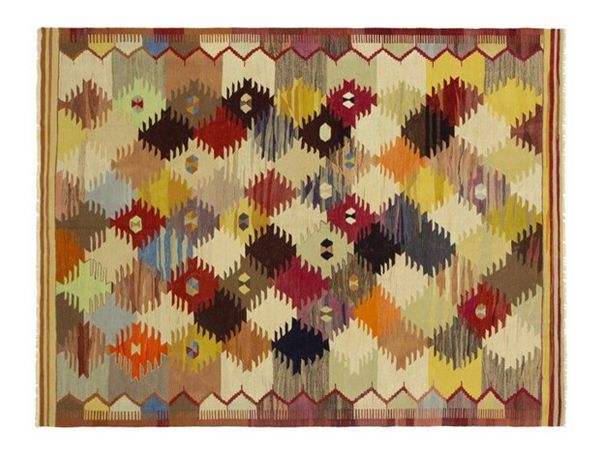 A coleção Kilim Anatólia da by Kamy traz tapetes novos, mas confeccionados com fios de lã tingidos no final do século XIX, onde os tons de verde, laranja e vermelho eram muito usados por By Kamy/Divulgação