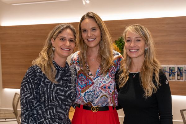 Camila Menezes, com as irmãs Carol e Cristiane, no coquetel de entrega do Golden Barro Vermelho
