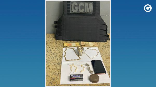Com o suspeito foram apreendidos um celular, R$ 70 em espécie, três unidades de maconha, 15 pedras de crack, um triturador de maconha e algumas joias