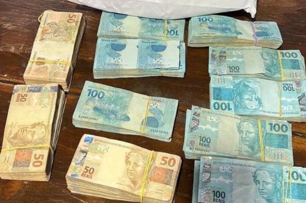 Dinheiro apreendido pela Polícia Federal durante operação que investiga fraude com kit robótica 
