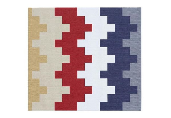 O tapete Revolution Design Lorena, como o nome sugere, foi criado pela designer Lorena Prado a partir de fragmentos de outros tapetes feitos em Revolution, fibra sintética que leva vinil, poliéster e fibra de vidro em sua fabricação. por By Kamy/Divulgação