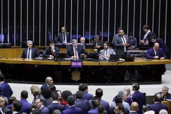 residente da Câmara, Arthur Lira (C), comandou a sessão do Plenário