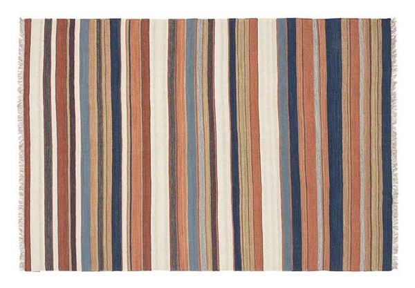 Uma releitura moderna dos Kilins antigos, o Kilim Magreb é confeccionado à mão assim como os Kilins antigamente.  por By Kamy/Divulgação