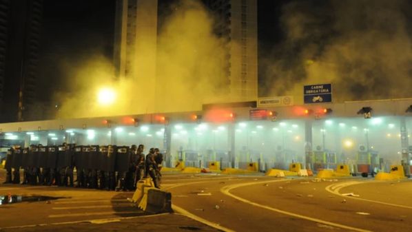 Numa só palavra: o status quo. Ele está sob escrutínio outra vez. Atinge ministros do Supremo; parlamentares do Congresso Nacional e o presidente da república incumbente