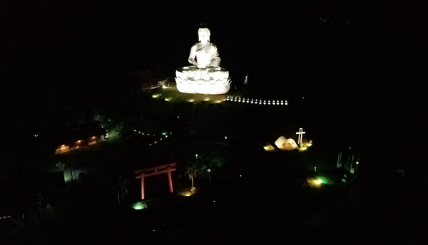 Buda gigante ganha nova iluminação e chama atenção de quem passa na BR-101