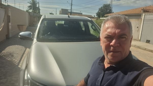 O empresário Jefferson com sua Hilux perto de casa
