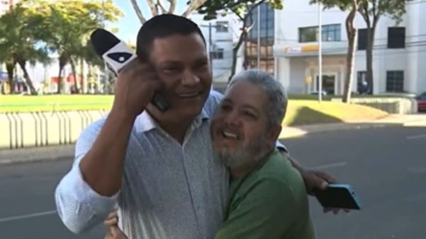Repórter Tiago Félix é abraçado por telespectador durante o Bom Dia ES desta sexta (2)