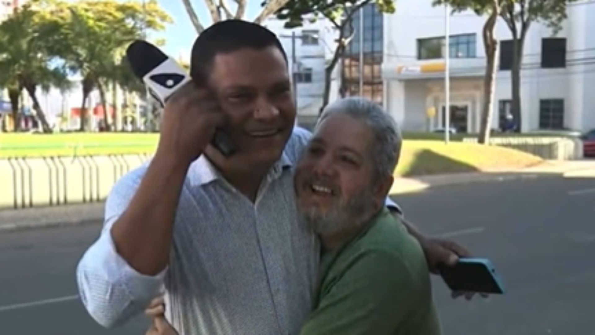 Telespectador abordou o repórter Tiago Félix e começou a cantar durante participação no Bom Dia ES. Jornalista relatou outras situações parecidas