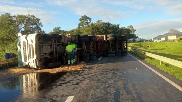 Acidente na BR 101, em Vila Velha. Carreta transportando sucata tombou na pista