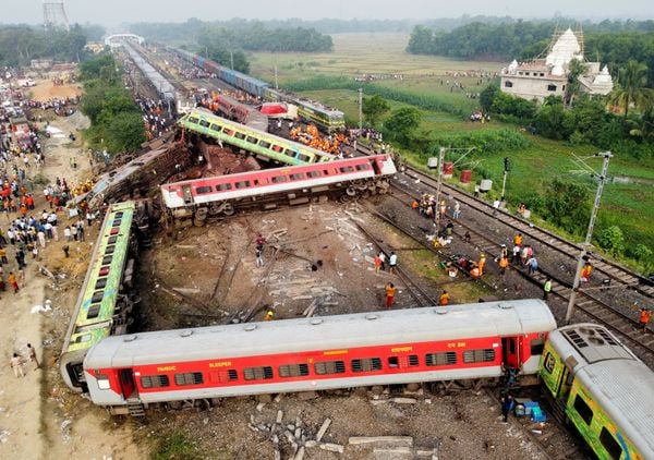 Tragédia: acidente com trens deixa mais de 280 mortos na Índia