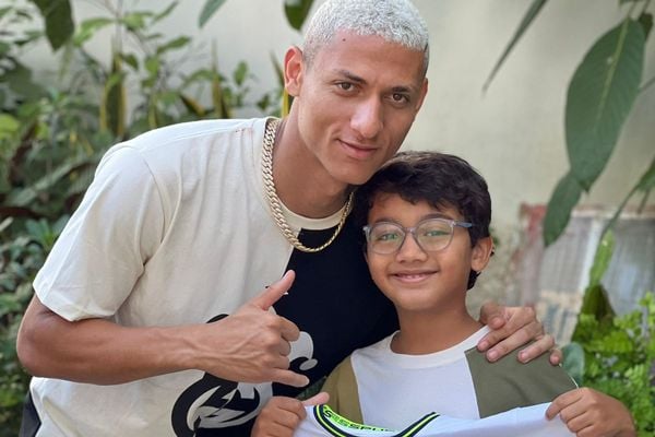 Richarlison e o pequeno fã de Colatina, Kaique