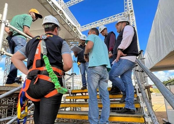 Após vistoriar estrutura do Festival de Alegre, Crea-ES orienta sobre correções por Divulgação/Crea-ES