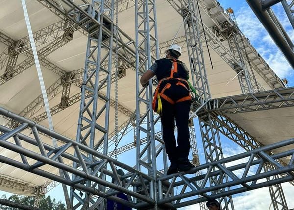 Após vistoriar estrutura do Festival de Alegre, Crea-ES orienta sobre correções por Divulgação/Crea-ES